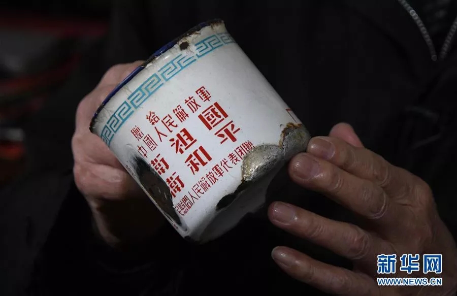這是張富清珍藏了幾十年、補(bǔ)了又補(bǔ)的搪瓷缸(2019年3月31日攝)。新華社記者 程敏 攝