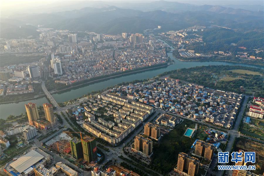 這是廣西百色市城區景色(2018年11月28日無人機拍攝)。 新華社記者 周華 攝