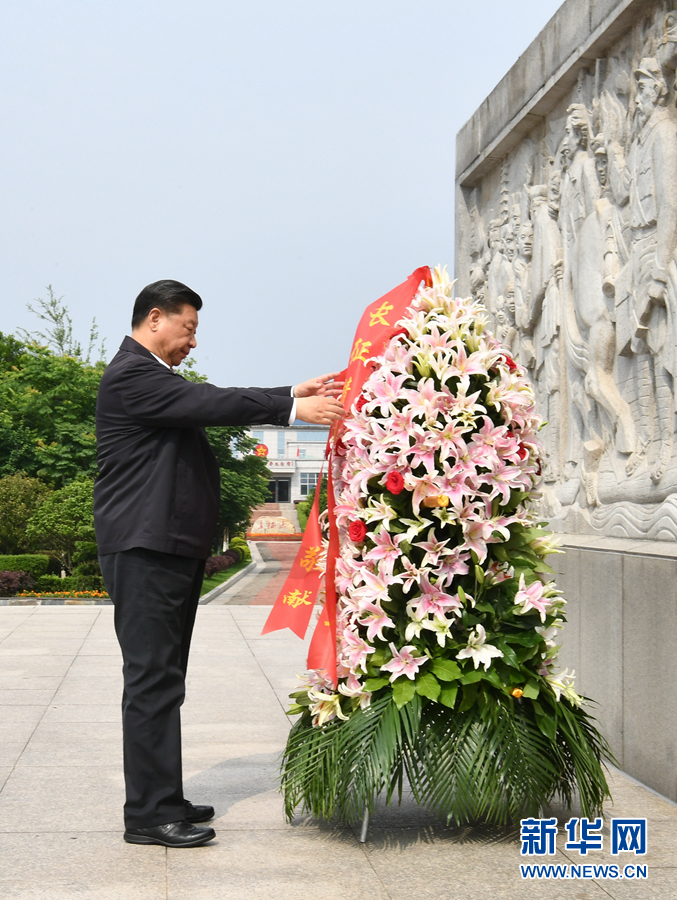 2019年5月20日,正在江西考察調研的中共中央總書記、國家主席、中央軍委主席習近平,來到中央紅軍長征集結出發地贛州市于都縣,向中央紅軍長征出發紀念碑敬獻花籃。新華社記者 謝環馳 攝