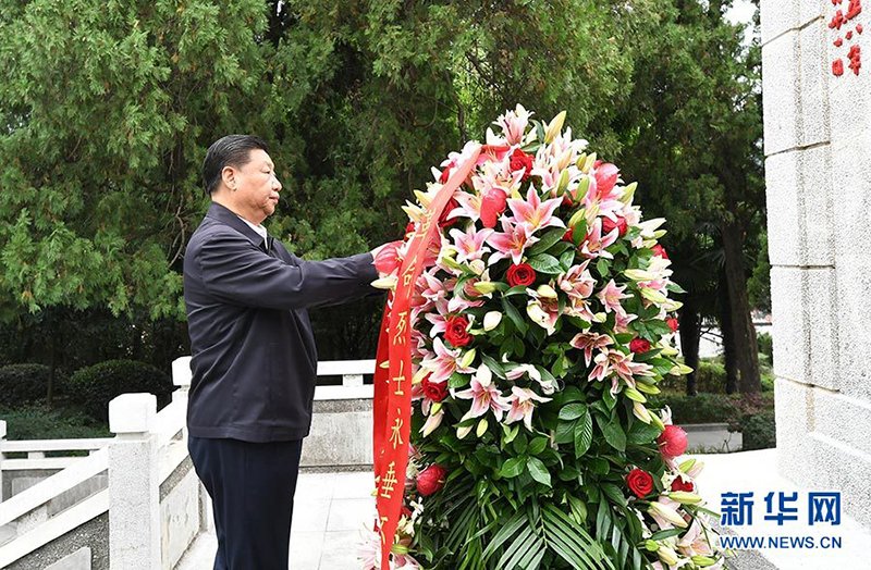 2019年9月16日至18日,中共中央總書記、國家主席、中央軍委主席習近平在河南考察。這是16日下午,習近平來到位于信陽市新縣的鄂豫皖蘇區首府烈士陵園,瞻仰革命烈士紀念碑,向革命先烈敬獻花籃。新華社記者 謝環馳 攝