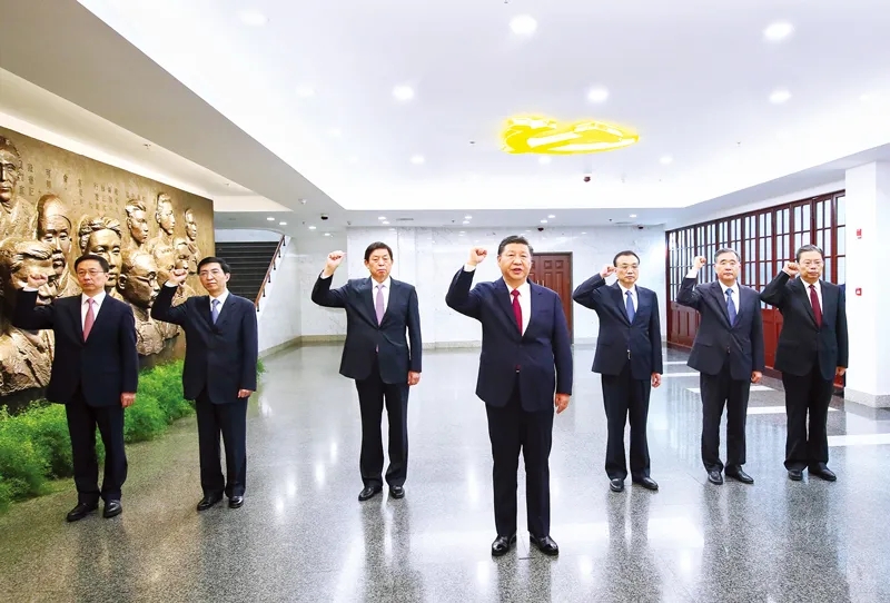 2017年10月31日,中共中央總書記、國家主席、中央軍委主席習近平帶領中共中央政治局常委李克強、栗戰書、汪洋、王滬寧、趙樂際、韓正,瞻仰上海中共一大會址和浙江嘉興南湖紅船。這是31日上午,在上海中共一大會址紀念館,習近平帶領其他中共中央政治局常委同志一起重溫入黨誓詞。新華社記者 蘭紅光/攝