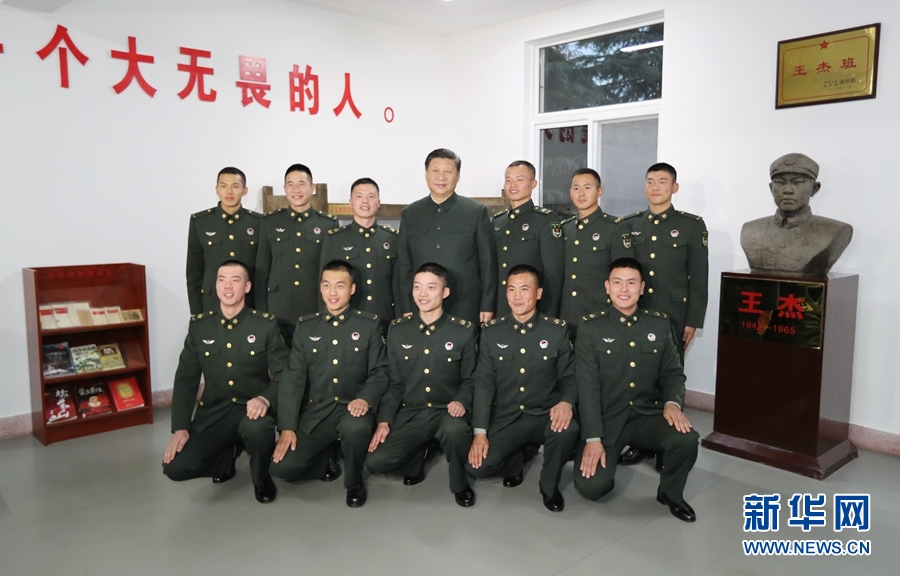 2017年12月13日,中共中央總書記、國家主席、中央軍委主席習近平到第71集團軍視察。這是習近平同“王杰班”戰士合影。新華社記者 李剛 攝