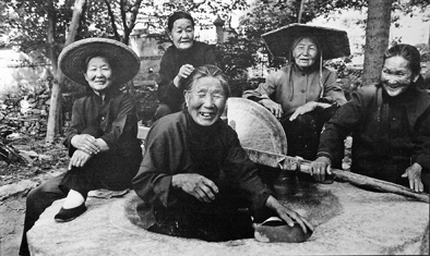 五位“沂蒙六姐妹”在紀念孟良崮戰役勝利50周年時的合影。(資料照片)