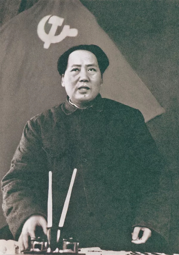 1949年3月,毛澤東在黨的七屆二中全會(huì)上指出:“奪取全國(guó)勝利,這只是萬(wàn)里長(zhǎng)征走完了第一步……但革命以后的路程更長(zhǎng),工作更偉大,更艱苦。這一點(diǎn)現(xiàn)在就必須向黨內(nèi)講明白,務(wù)必使同志們繼續(xù)地保持謙虛、謹(jǐn)慎、不驕、不躁的作風(fēng),務(wù)必使同志們繼續(xù)地保持艱苦奮斗的作風(fēng)。”