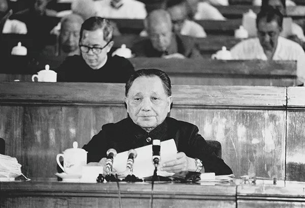 1982年9月1日至11日,中國共產黨第十二次全國代表大會在北京舉行。鄧小平致開幕詞。他在開幕詞中明確提出了“建設有中國特色的社會主義”的重大命題。圖為鄧小平在大會上致開幕詞。新華社發