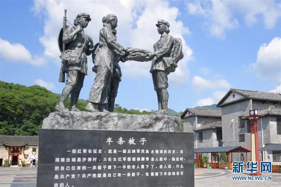 這是湖南省汝城縣沙洲村廣場(chǎng)上的“半條被子”雕塑(2019年6月14日攝)。新華社發(fā)(陳澤國(guó) 攝)