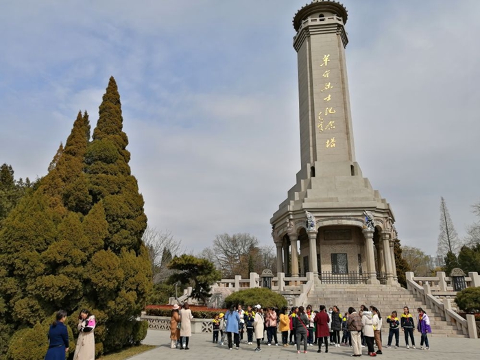2021年3月18日,小小紅色講解員在位于烈士陵園中央的革命烈士紀念塔前,學生們在學習講解知識的同時也接受紅色教育。新華社記者楊文 攝