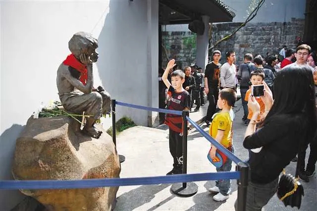 白公館景區(qū),一名孩子向小蘿卜頭雕像敬禮。首席記者 謝智強(qiáng) 攝 圖:新華網(wǎng)