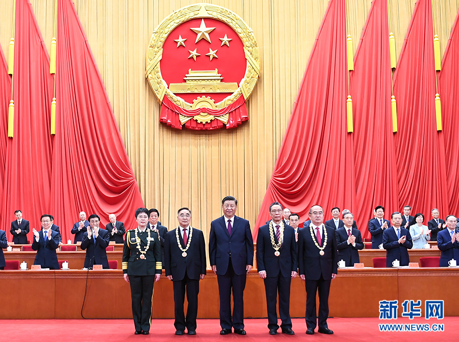 2020年9月8日,全國抗擊新冠肺炎疫情表彰大會在北京人民大會堂隆重舉行。中共中央總書記、國家主席、中央軍委主席習近平向“共和國勛章”獲得者鐘南山(前排右二),“人民英雄”國家榮譽稱號獲得者張伯禮(前排左二)、張定宇(前排右一)、陳薇(前排左一)頒授勛章獎章。新華社記者 謝環馳 攝